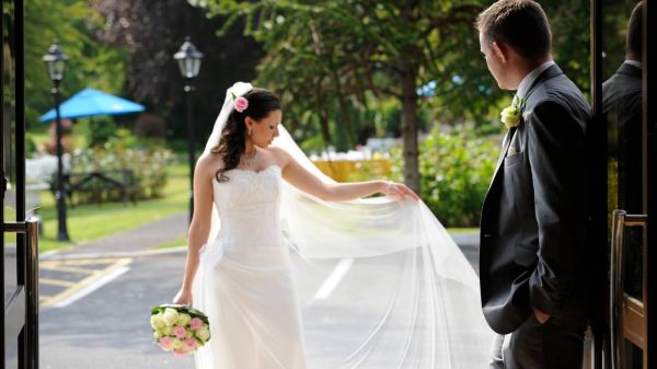 Couple at door banner 1