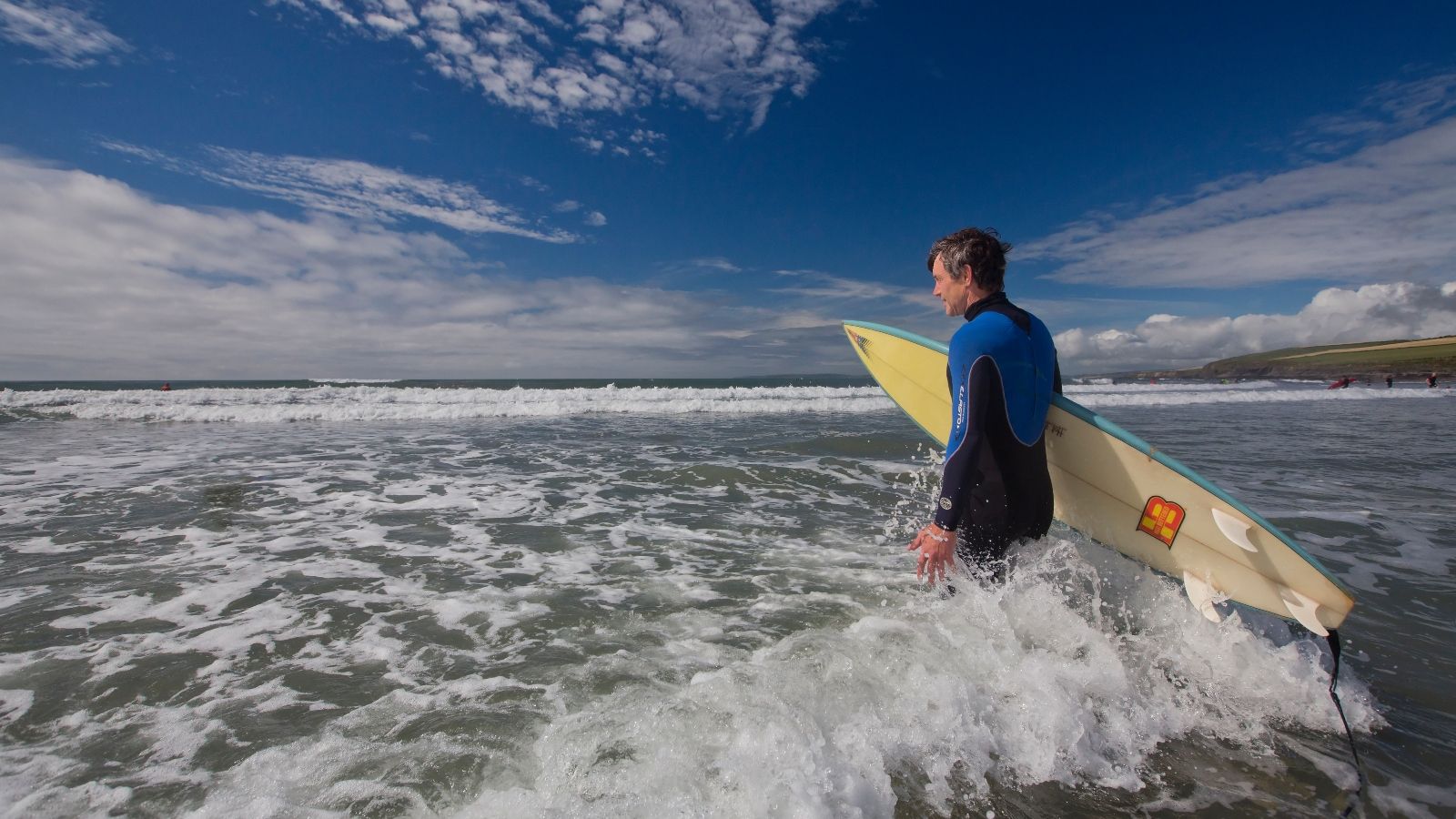 Surfing 1600 900 (1)