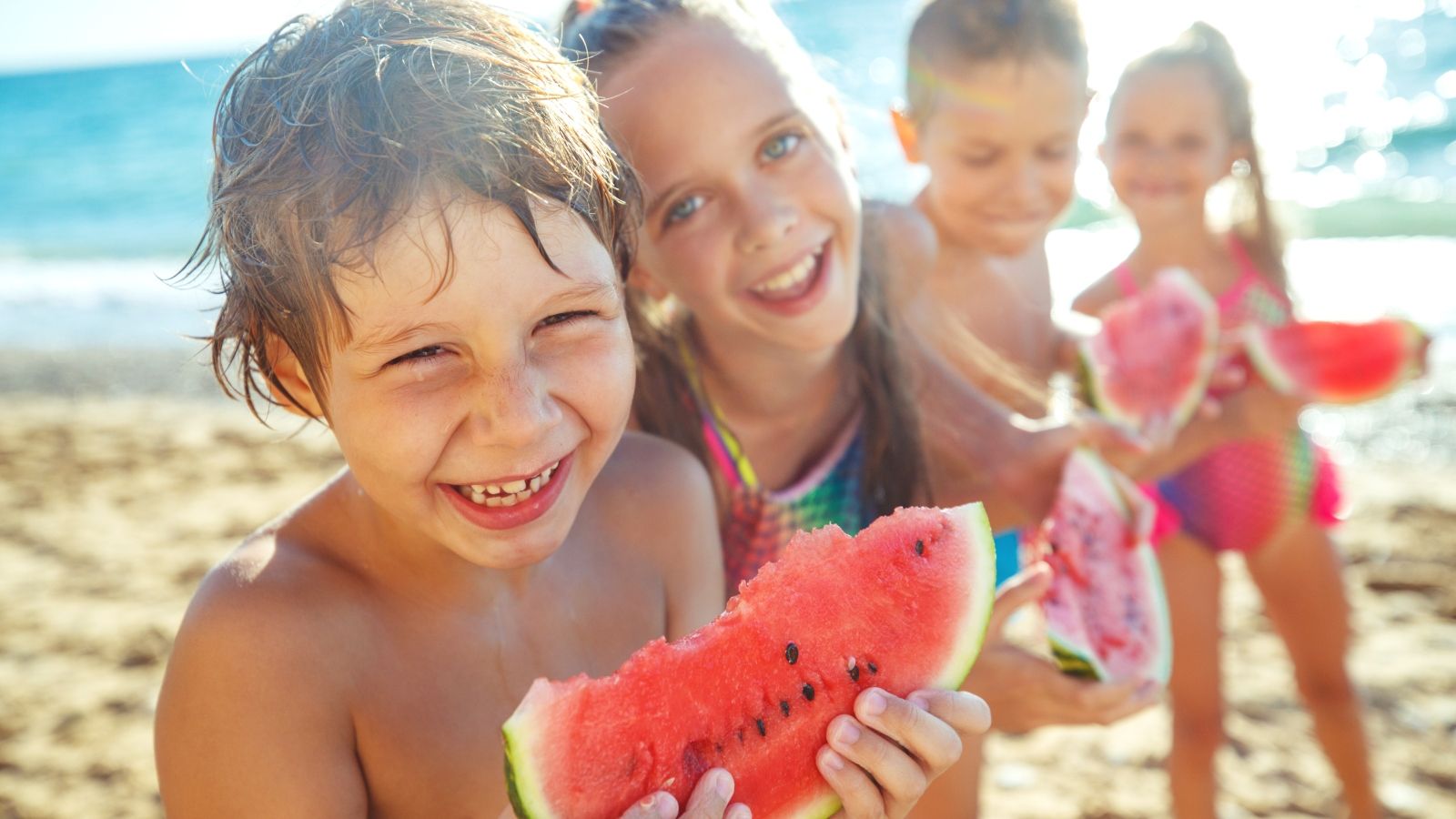 kids on beach 1600_900